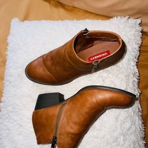 Good condition ankle booties!
